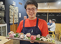 株式会社 FF.a(酒とさかな うなり 虎ノ門・食堂うなり 日本橋小伝馬町) 求人 代表の山本から魚の楽しさを学べます。ハーレーやゴルフ・キャンプなど、シゴト以外の人生の楽しみ方も勉強になります！