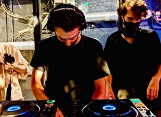 株式会社 浜倉的商店製作所 求人 銀座コリドー街の「RIB／OCEAN HOUSE」では毎夜、豪華DJを招きLIVEを開催！音楽好きの方にピッタリ！