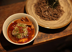 「ahill ginza」「ahill azabu」「つけ蕎麦 安土」／株式会社 エスジーシーコーポレーション 求人 安土は、コシが強く食べ応えのある日本蕎麦と鶏白湯スープをベースとした刺激的なつけ汁が特徴のつけ蕎麦専門店です。