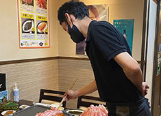 株式会社ケイシュウフーズ/とん豚テジ 求人 お肉をお焼きするので、お客様とも仲良くなれます！