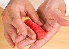 麻布十番 秦野よしき／立ち喰い 鮨となり 求人 いわゆる“本物”の技術を学びながら、実践ですぐに活かせる環境が揃っています！