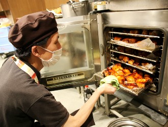 ゑびす Daikoku／株式会社マコト 求人 調理経験を活かせる多彩なメニュー。セントラルキッチンを活用して効率良い調理をおこなっています。