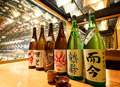 銀座 独楽／金の独楽 他（有限会社 勝企画） 求人 日本酒・焼酎の品揃えが豊富！旬のお酒や入手困難な希少酒にお目にかかれることも！利き酒師を目指す方には絶好の環境◎