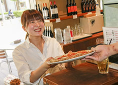 「PIZZA SALVATORE CUOMO」「SALVATORE CUOMO&BAR」／株式会社 本久 外食事業部 求人 ホールスタッフは現場で接客を楽しみ、お店の雰囲気づくりに貢献してください。