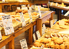 Boulangerie et Cafe Pere et Mere（ペル・エ・メル）／株式会社 三栄堂 求人 入ってすぐのところに焼きたてパンが並んでいます。お子様が喜ぶような商品も多数！