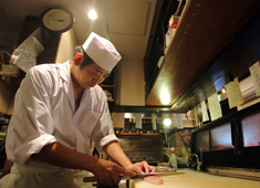 「海蔵（うみくら）」「魚とおかず 満津喜商店」「店名未定の新店準備室」 求人 「使わない魚はないんじゃないか」と語るほど、多くの魚を扱うのが魅力！