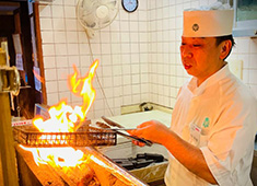 「おこじょ家 門前仲町店」／魚家 株式会社（和食部門） 求人 調理は炭焼きから担当していただくことが多いです。経験の浅い方も丁寧に教えます！