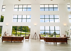 「五島列島リゾートホテル MARGHERITA」「五島列島リゾートホテル MARGHERITA 奈良尾」 求人 開放的なホテルのロビー。白を基調とした明るく清潔感に溢れた建物です。