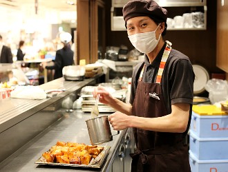 ゑびす Daikoku／株式会社マコト 求人 調理経験を活かせる多彩なメニュー。セントラルキッチンを活用して効率良い調理をおこなっています。