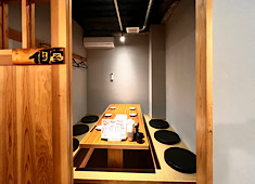 hideki感激グループ 求人 客席（個室）
・昼は、うどん、夜は居酒屋として
面白いが詰まった店舗です。
カウンター席、テーブル席もご用意