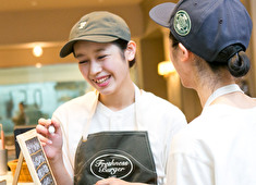 株式会社フレッシュネス【東証プライム上場グループ企業】 求人 産休・育休を取得後、職場復帰をする社員が多数！子育てママ社員も多く、女性が活躍しやすさは業界でも随一！