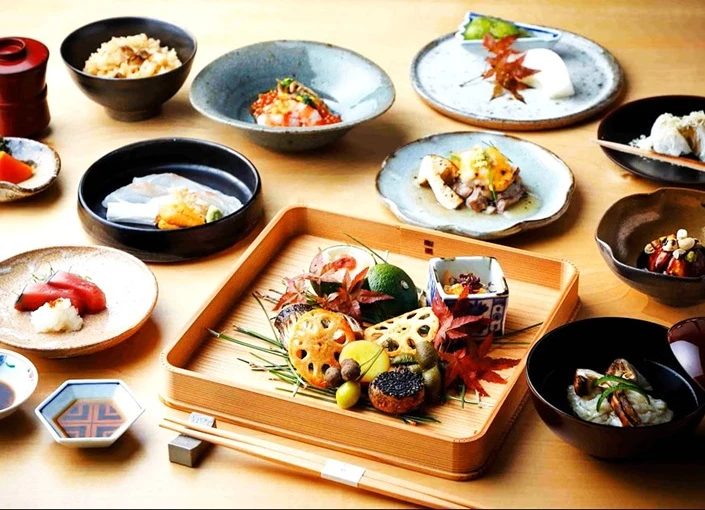 ザ・リッツ・カールトン福岡 求人 日本料理「幻珠（げんじゅ）」では、有田焼や唐津焼のテーブルウェアで料理をいっそう華やかに演出します。