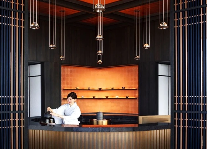 ザ・リッツ・カールトン福岡 求人 幻珠は、⽇本建築と福岡の伝統⼯芸を現代的に表現した3つのダイニングで、会席・鮨・鉄板焼が味わえる複合型のレストランです。