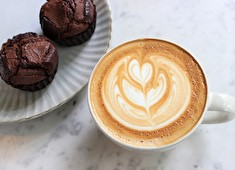 green bean to bar CHOCOLATE／WHITE GLASS COFFEE／GREEN THUMB／株式会社ロイヤル・アーツ 求人 1品ずつ丁寧に、クオリティの高いメニューを提供し、非日常を感じる様な特別なひとときを楽しんでいただいております！