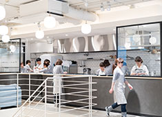 SHIRO CAFE 自由が丘店 他／SHIRO Co.Ltd. 求人 【自由が丘店】開放的な空間だから、お客様だけでなく、スタッフもワクワクできる職場環境！