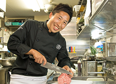 株式会社 トラクシィ／「米沢牛焼肉 仔虎（kotora）」 求人 部位ごとにカットの厚みや形を工夫し、一番美味しい状態を見極めて提供しています！