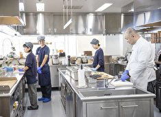 Smile Kitchen CAFE&RESTAURANT／株式会社希松 求人 開放的な店内ではお客様だけでなくスタッフも活き活き働けるはず！