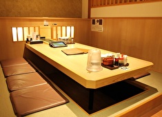 うまい鮨勘 ゆとろぎ 他／株式会社アミノ 求人 「ゆとろぎ」ではベルトコンベアで配膳。半個室のお席でゆったりくつろぎながら食事をお愉しみいただけます！