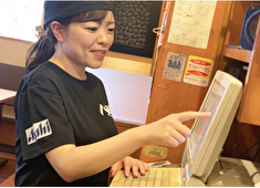 マルシェ株式会社 求人 中心地から少し外れた場所に店舗を構えていることが多く、常連のご近所さん等も多数。温かみのあるお店です。