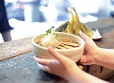 山形蕎麦 鶴 -KAKU-／株式会社パラマウント 求人 「食のこだわり」と「空間の魅力」が融合した、お客様に「非日常のゆったりとしたひととき」を提供する特別な場所です。