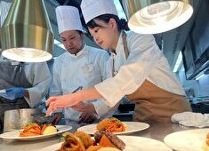 株式会社オールスパイス 入社後、はじめは経験豊かな管理職のもと、店舗の清掃、美観の維持というクレンリネスの基本から教わります。