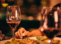 大東ホールディングス株式会社 友人同士のランチやお祝い事など、レストランの使い方はいろいろです。シーンに合った接客や料理でもてなしましょう！