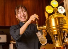 株式会社矢三朗 常連さんとの会話も仕事の楽しみのひとつ。あなたの名前で来店してくれるお客様を増やそう。