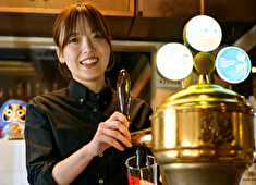 株式会社矢三朗 常連さんとの会話も仕事の楽しみのひとつ。あなたの名前で来店してくれるお客様を増やそう。