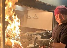 株式会社矢三朗 常連さんとの会話も仕事の楽しみのひとつ。あなたの名前で来店してくれるお客様を増やそう。