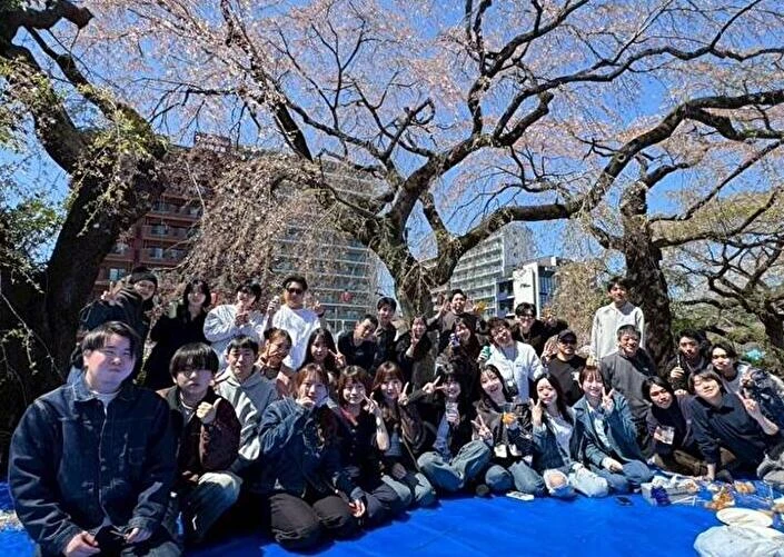 株式会社矢三朗 普段から雰囲気の明るい職場。花見なども自由参加で、来たい人だけがゆるく集まる雰囲気です。