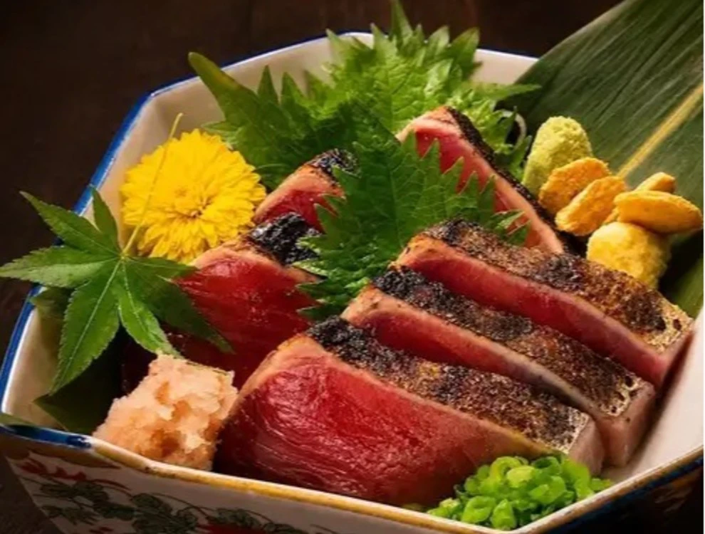 せりいち 仙台駅前／TURN株式会社 求人 注文を頂いてから豪快に焼き上げる「カツオの藁焼き」。素材からこだわった良質な一品料理も取り揃えます。