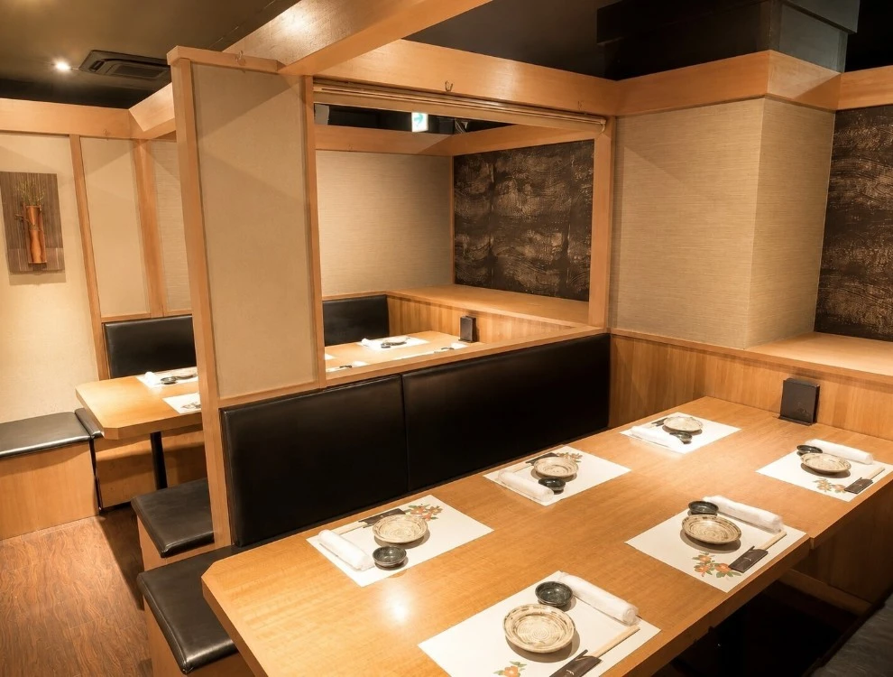 TURN株式会社 落ち着いた雰囲気の店内。個室もあり、デートや会食など様々なシーンに対応しています。