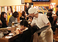 旨い肴・炭火焼　しずる 求人 キッチンスタッフもホールの業務をサポートしていただきます。お互いの仕事を理解し、円滑に営業していきましょう！