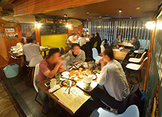 ガッツリ肉とワインとハイボール　東口ミート酒場／株式会社 スタイルスグループ 求人 チェーン店には行きたくない、でも福利厚生が充実している環境がいいという方にピッタリな会社です。