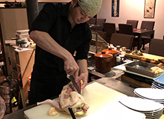 縁　YENISHI（えにし） 求人 比内地鶏を丸鶏で仕入れ、丁寧に捌いていきます。料理人として、なかなか習得できない技術をイチからお教えしますよ！