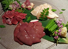 縁　YENISHI（えにし） 求人 鶏の貴重な部位に触れられるのも当店で働く魅力の一つです。