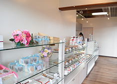 SWEETS ATELIER L（スイーツ アトリエエル）／TERRACE L（テラスエル） 本店 求人 スイーツアトリエエルの店内はシンプルで清潔感があります！柳生の人気店です！