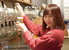 クラフトビアマーケット仙台国分町店／株式会社ステディワークス 求人 休日は年間120日以上。全社員が習得しています。プライベートも充実しているから、笑顔で働けます。
