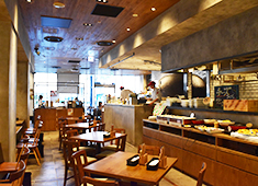 SALVATORE CUOMO＆BAR 仙台／株式会社ワイズテーブルコーポレーション 求人 清潔感ある開放的な店内。お店全体の空気を感じながら働ける職場です。
