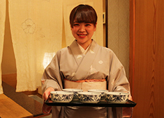 日本料理　花はん／株式会社　五葉商事 求人 幅広い年代が多く活躍中。伸び伸びと学び働く事ができ、定着率も抜群です。飲食経験者方、ぜひ当店で力を発揮しませんか？