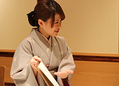 『日本料理　花はん』『花はん別館　椿』／株式会社　五葉商事 求人 幅広い年代が多く活躍中。伸び伸びと学び働く事ができ、定着率も抜群です。飲食経験者、未経験者問わず歓迎致します。