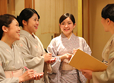 『日本料理　花はん』『花はん別館　椿』／株式会社　五葉商事 求人 開店前、女将から予約の情報や、お客様に対してどのような対応が好ましいか等、具体的なアドバイスをもらえるので安心。
