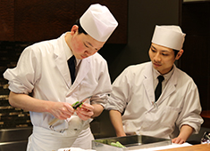 【日本料理　醇泉】／勝山企業株式会社 求人 日本料理 醇泉のオープンキッチン。とてもいい雰囲気で非日常的な空間があります。
