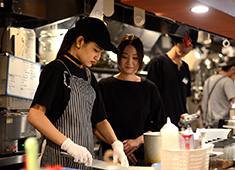 「kawara CAFE&DINING 仙台店」「ワイン酒場 GabuLicious 仙台店」／株式会社エスエルディー 求人 自身が仕事を楽しみ、笑顔でいられる空間こそがお客様へ心地よいと感じて頂けるカフェ空間に繋がっています。