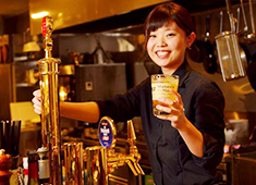 「Vivace Yasaburo（ヴィヴァーチェ ヤサブロウ）「居酒屋 矢三朗」「大衆酒場 矢三朗」／株式会社 矢三朗 求人 常連さんとの会話も仕事の楽しみのひとつ。あなたの名前で来店してくれるお客様を増やそう。