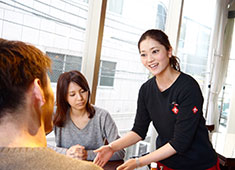 RIGOLETTO TAPAS LOUNGE sendai／株式会社HUGE 求人 キッチン・ホール共に女性スタッフが多数活躍中です！明るく素敵な笑顔でおもてなししてください！