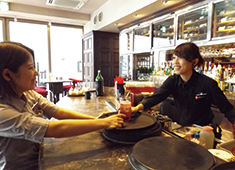 RIGOLETTO TAPAS LOUNGE sendai／株式会社HUGE 求人 チームワークを大切にしながら、みんなで切磋琢磨していける環境です。