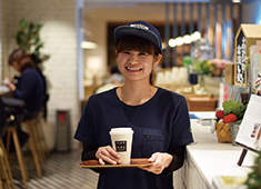 「みのりカフェ」「グリルみのる」／カフェ・カンパニー株式会社 求人 女性スタッフが多数活躍している「みのりカフェ」。休日に一緒に遊ぶこともあるような、良い雰囲気の職場です☆