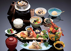 日本料理 花はん／株式会社　五葉商事 求人 季節により、様々な高級食材も扱うことができますので、料理人として貴重な経験が積める環境です。