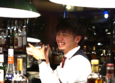 スコッチバンク／Trust enterprise　株式会社 求人 20代スタッフが多数活躍しています。外国人スタッフも働いており、多国籍な雰囲気も当店の特徴です。